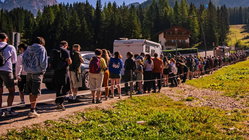 Thousands swarm stunning mountain escape as selfie tourism backlash erupts online Sunshine Coast Accountants